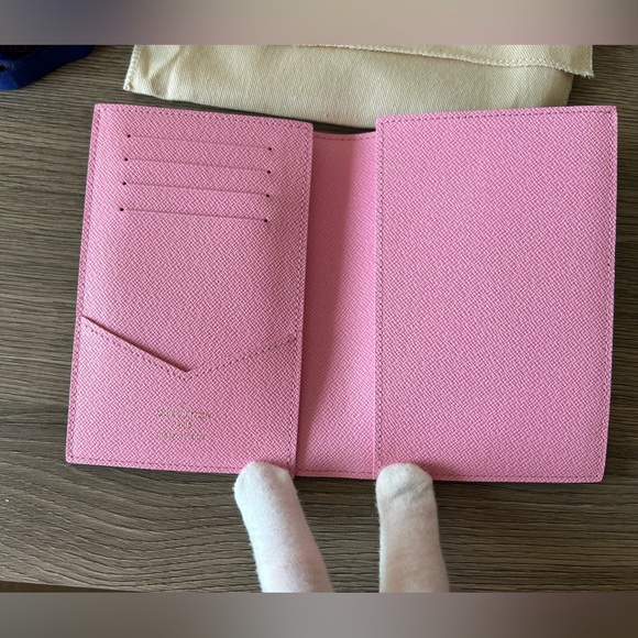 Louis Vuitton Monogram Wallet & Passport Holder LTD ED Vivienne Animation- Paris - Picture 12 of 17